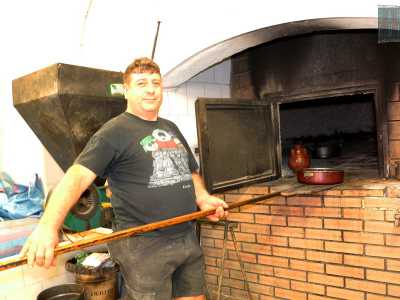 �Si tratta comunque di un prodotto di alta qualit� � sottolinea Giuseppe � e alcuni �segreti� di una volta sono rimasti gli stessi. Ad esempio a met� cottura togliamo il pane per un attimo dal forno e lo spennelliamo con acqua fresca per conferirgli croccantezza�